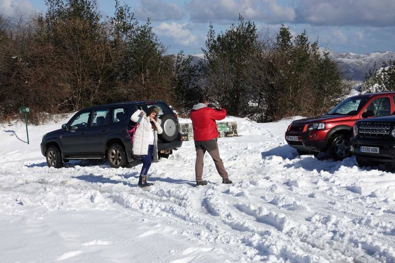 Las intensas nevadas han permitido incluso a algunos disfrutar de la nieve con sus esquís.