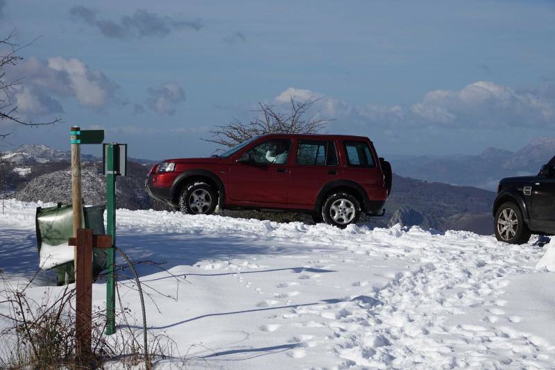 Las intensas nevadas han permitido incluso a algunos disfrutar de la nieve con sus esquís.