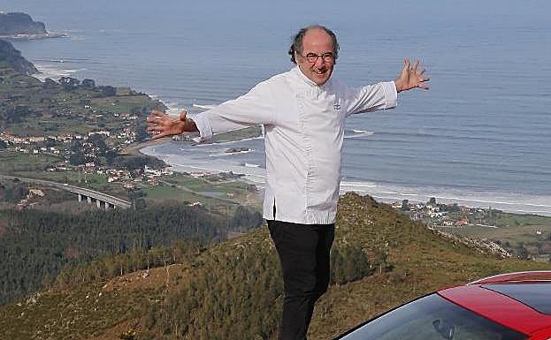 José Antonio Campoviejo, sobre su Audi rojo, con la costa oriental a sus pies. 