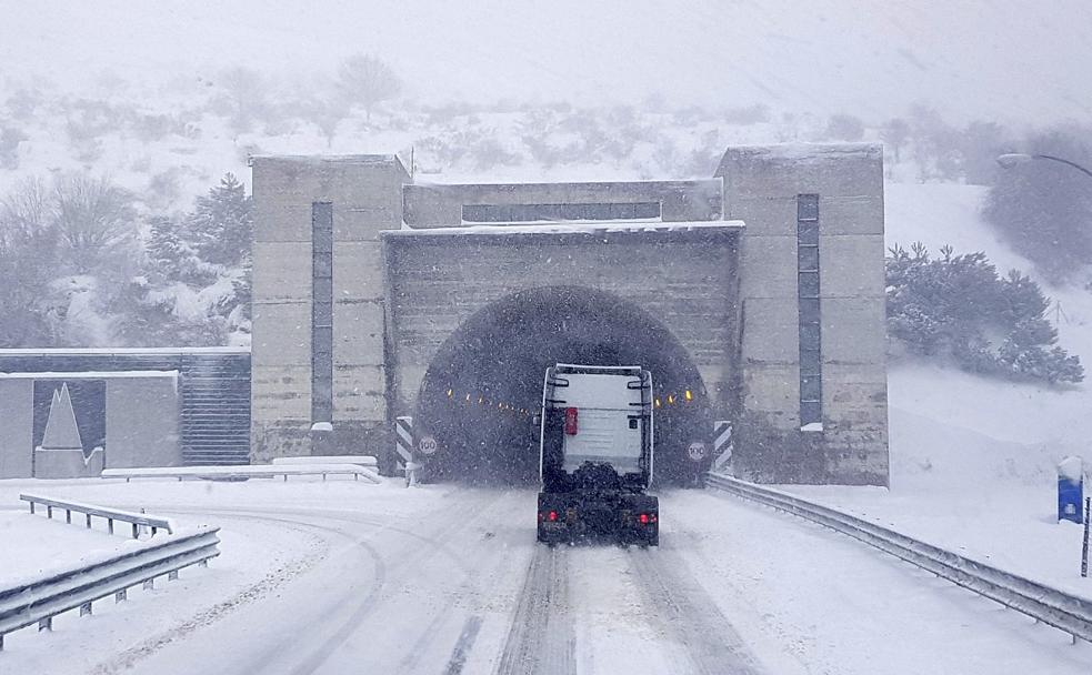 Un camión circula por la autopista del Huerna, nevada, en un momento en el que permitía el acceso a los vehículos pesados. 