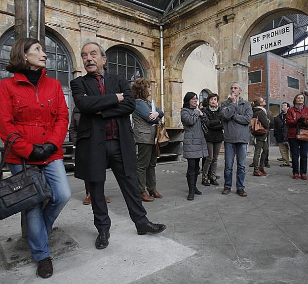 El alcalde, en una de las visitas al claustro de La Vega. 