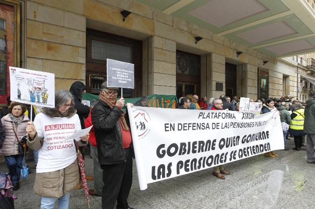 Cientos de personas se concentraron ayer frente al Teatro Jovellanos de Gijón en defensa de las pensiones públicas. 