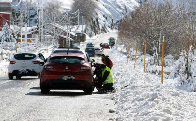 A partir de la localidad de Cuevas, en Aller, era obligatorio utilizar cadenas para acceder al puerto de San Isidro. 