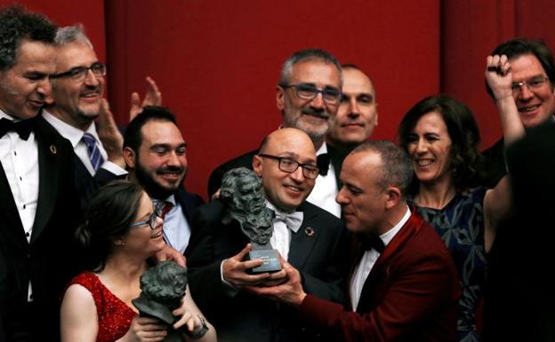 El elenco de 'Campeones', con el galardón.