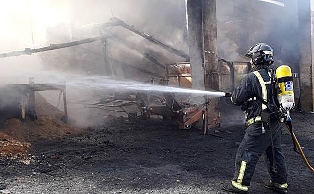 Un bombero trabaja en la extinción de la cuadra de Vegadeo.