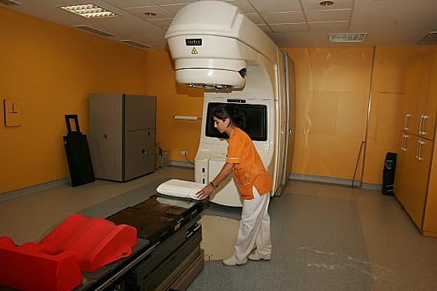 Uno de los aceleradores de la unidad de radioterapia oncológica del Hospital de Jove. 