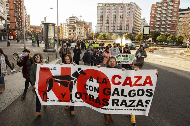 Manifestantes contra la caza, en El Humedal. 