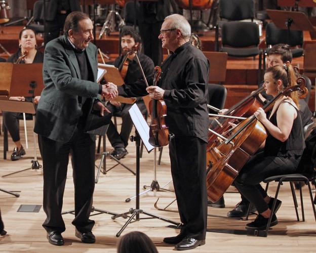 Graciano García junto a Yuri Nasushkin que dirigió a la orquesta de cuerda Ars Mundi. 