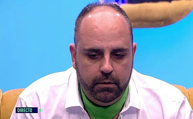 Julio Ruz se entera de su expulsión. 