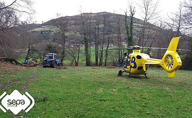 El helicóptero del SEPA, en el lugar donde se produjo el suceso. 