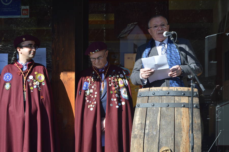 El barrio bodeguero cangués, que este año celebra su milenario, cata los primeros caldos de la cosecha en las fiestas de Santiso, que abren el calendario festivo de Cangas del Narcea con el vino como protagonista. 