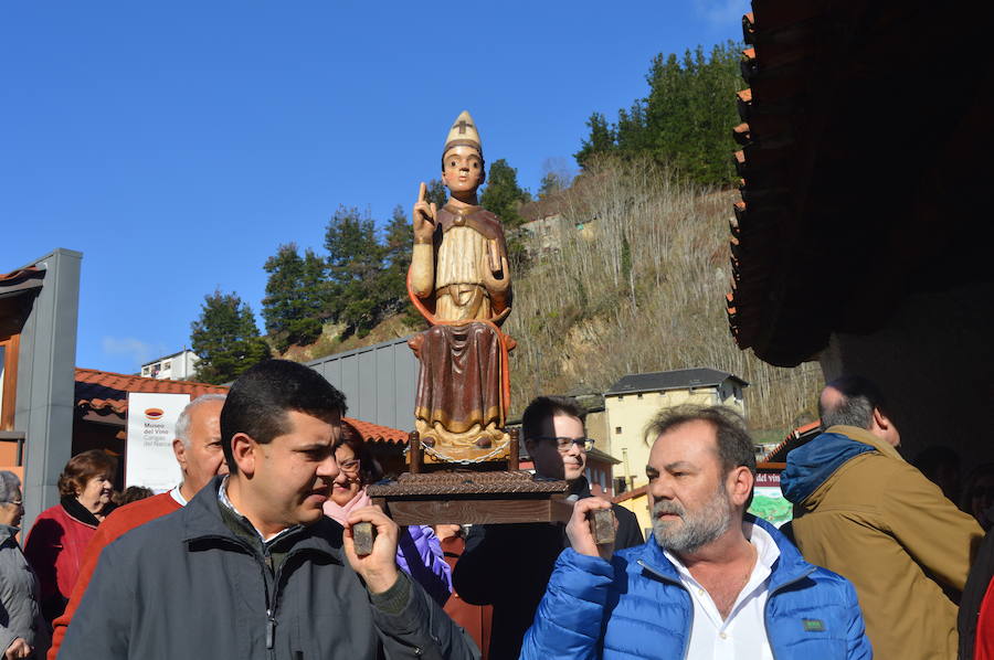 El barrio bodeguero cangués, que este año celebra su milenario, cata los primeros caldos de la cosecha en las fiestas de Santiso, que abren el calendario festivo de Cangas del Narcea con el vino como protagonista. 