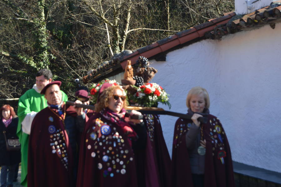El barrio bodeguero cangués, que este año celebra su milenario, cata los primeros caldos de la cosecha en las fiestas de Santiso, que abren el calendario festivo de Cangas del Narcea con el vino como protagonista. 
