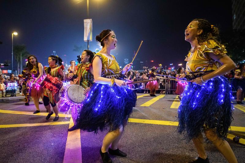 Millones de chinos dieron hoy la bienvenida al Año Nuevo lunar con numerosos festejos para celebrar la llegada del despreocupado y generoso cerdo, duodécimo símbolo del horóscopo, que sustituye al alegre pero inconformista perro. Varias personas participan en un desfile con motivo de los festejos en Hong Kong.