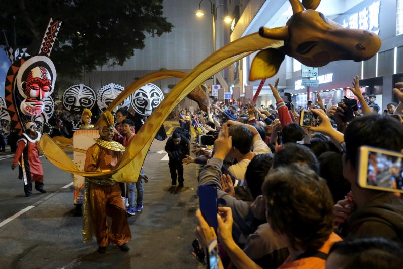 Millones de chinos dieron hoy la bienvenida al Año Nuevo lunar con numerosos festejos para celebrar la llegada del despreocupado y generoso cerdo, duodécimo símbolo del horóscopo, que sustituye al alegre pero inconformista perro. Varias personas participan en un desfile con motivo de los festejos en Hong Kong.