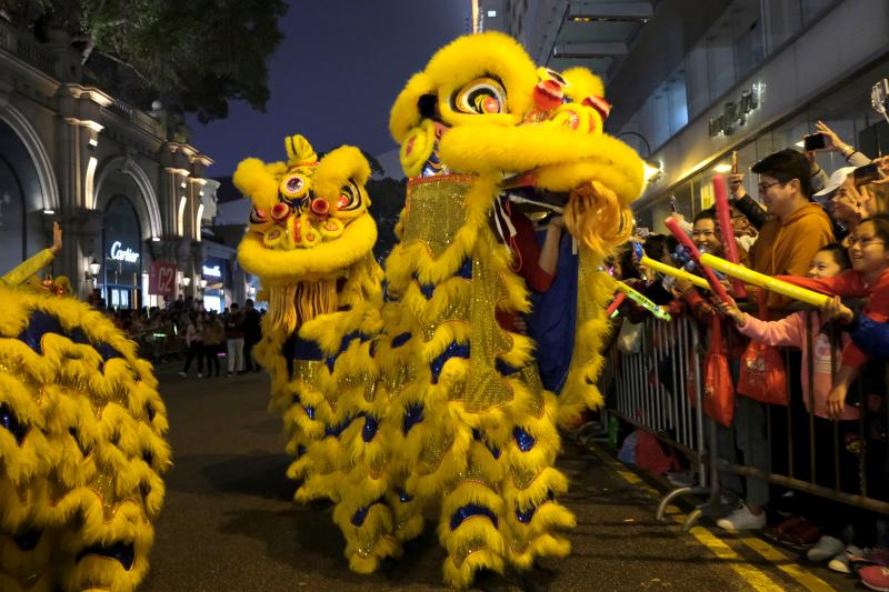 Millones de chinos dieron hoy la bienvenida al Año Nuevo lunar con numerosos festejos para celebrar la llegada del despreocupado y generoso cerdo, duodécimo símbolo del horóscopo, que sustituye al alegre pero inconformista perro. Varias personas participan en un desfile con motivo de los festejos en Hong Kong.