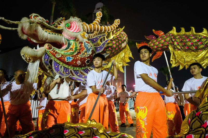 Millones de chinos dieron hoy la bienvenida al Año Nuevo lunar con numerosos festejos para celebrar la llegada del despreocupado y generoso cerdo, duodécimo símbolo del horóscopo, que sustituye al alegre pero inconformista perro. Varias personas participan en un desfile con motivo de los festejos en Hong Kong.
