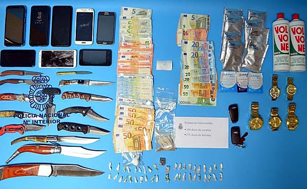 En el registro se encontraron relojes de oro, gran cantidad de cosméticos y perfumes de alto coste.