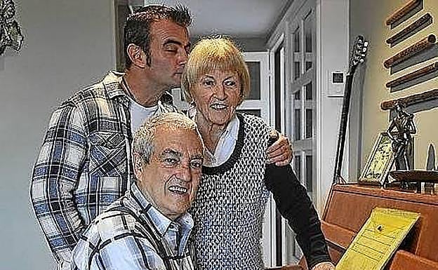 Maribel, con su marido y uno de sus hijos.