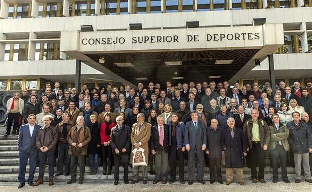 Foto de archivo con un centenar de plusmarquistas españoles, en la sede del CSD. 