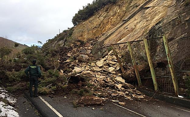 Un argayo obliga a cerrar la principal vía de acceso a Santa Eulalia de Oscos