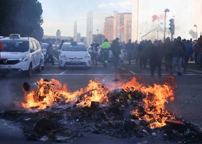 Imagen secundaria 1 - Ángel Garrido durante la negociación con los representantes del Taxi (arriba); cientos de taxistas se congregaron en IFEMA durante la inauguración de FITUR (izq.); concentración frente a la sede de la Comunidad de Madrid en la Puerta del Sol.