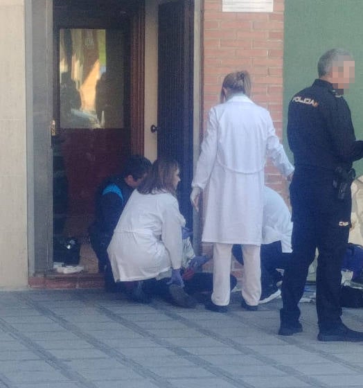 Una mujer ha sido apuñalada en la mañana de este miércoles en un pub de la calle Monte Naranco de Lugones. Agentes de la Policía Nacional y Local investigan el suceso.