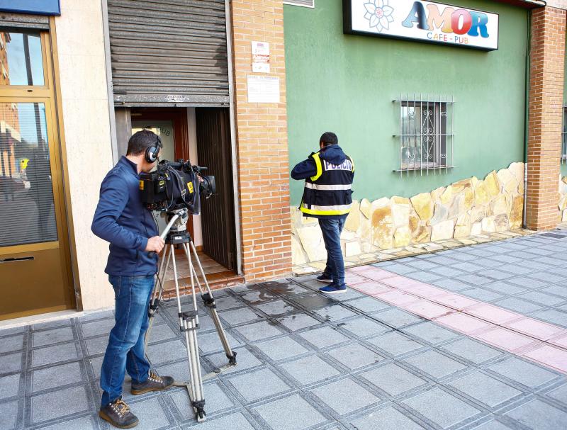 Una mujer ha sido apuñalada en la mañana de este miércoles en un pub de la calle Monte Naranco de Lugones. Agentes de la Policía Nacional y Local investigan el suceso.