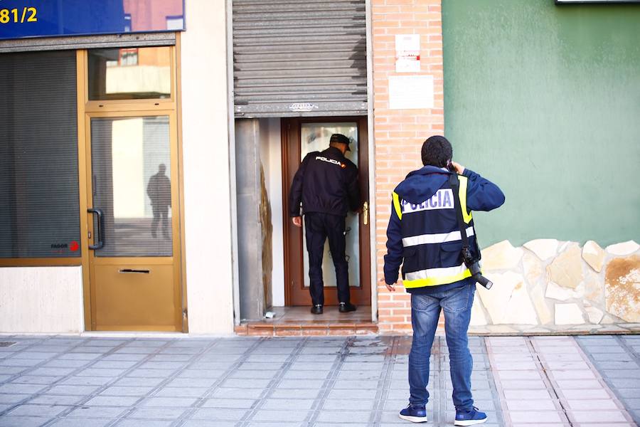 Una mujer ha sido apuñalada en la mañana de este miércoles en un pub de la calle Monte Naranco de Lugones. Agentes de la Policía Nacional y Local investigan el suceso.