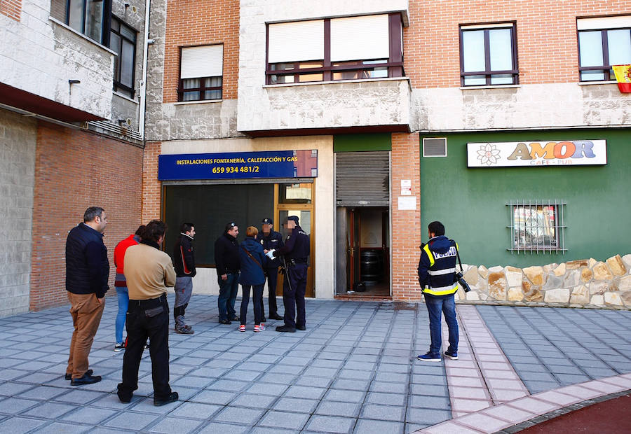 Una mujer ha sido apuñalada en la mañana de este miércoles en un pub de la calle Monte Naranco de Lugones. Agentes de la Policía Nacional y Local investigan el suceso.