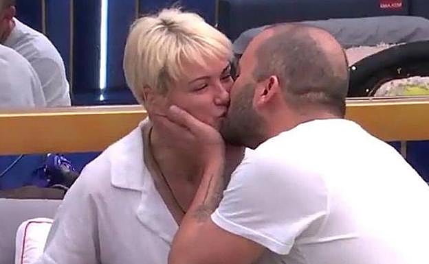 María Jesús Ruiz y Antonio Tejado se besan en la boca. 