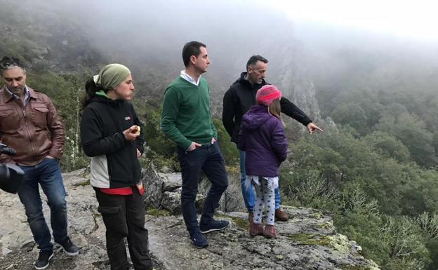 El diputado del PP Matías Rodríguez Feito (derecha), junto a una de las niñas afectadas y su madre durante una visita a Aguanes el pasado octubre.