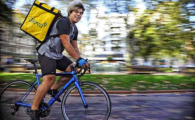 Un mensajero de Glovo, en plena faena.
