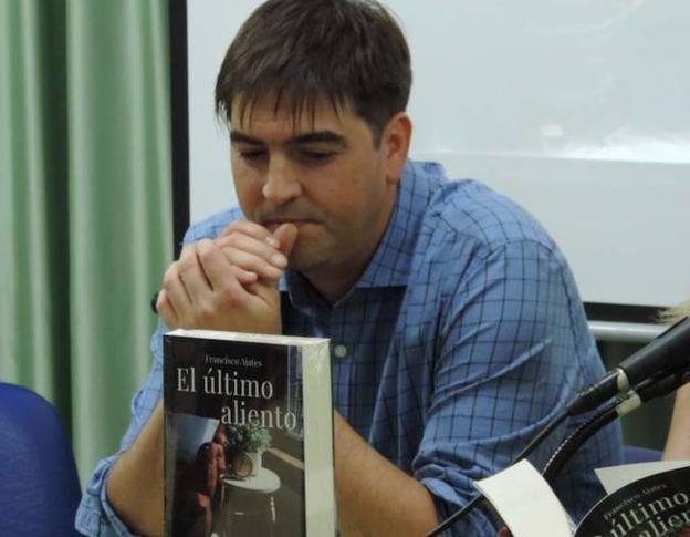 Francisco Javier Ajates presenta su novela 'El último aliento' en el Antiguo Instituto de Gijón