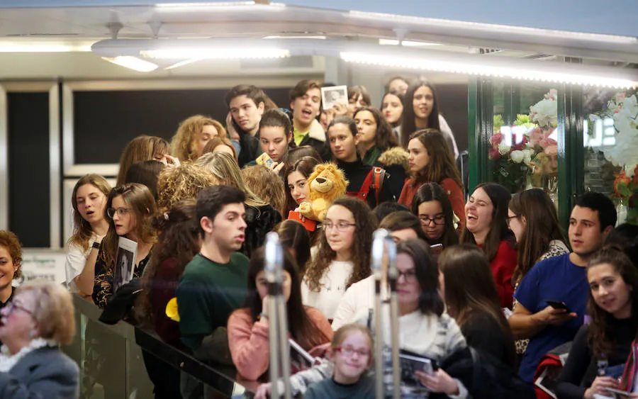 La cantante y compositora firmó ejemplares de su álbum 'Cicatrices' en el Corte Inglés de Salesas. Pancartas, fotos y mucha euforia por parte de los seguidores asturianos de la exconcursante de 'OT'. 