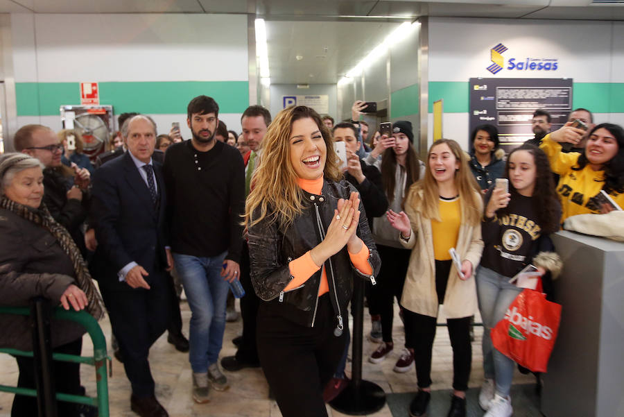 La cantante y compositora firmó ejemplares de su álbum 'Cicatrices' en el Corte Inglés de Salesas. Pancartas, fotos y mucha euforia por parte de los seguidores asturianos de la exconcursante de 'OT'. 