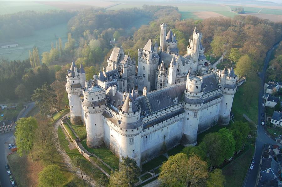 El castillo de Pierrefonds, profundamente reformado en el siglo XIX, está ubicado en la comuna de Pierrefonds, al norte de Francia.