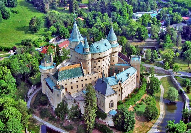 El castillo de Bojnice, situado en el centro de Eslovaquia, recuerda al estilo gótico de los castillos franceses del Loira.