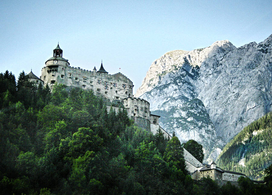 El castillo de Hohenwerfen vigila la ciudad austriaca de Werfen.