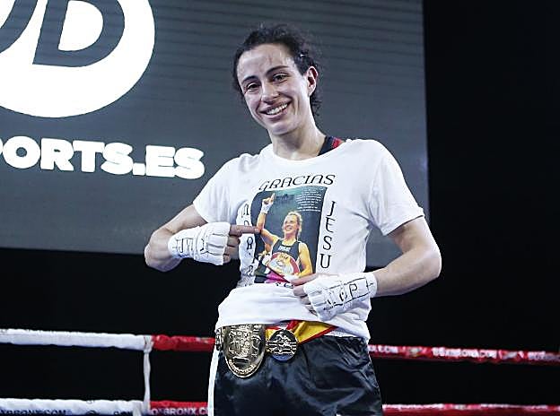La púgil Violeta González, con una camiseta de homenaje a la boxeadora María Jesús Rosa. 