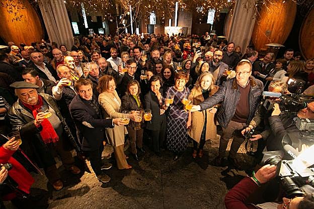 Brindis de los embajadores por la candidatura de la cultura sidrera a Patrimonio Inmaterial de la Humanidad. 