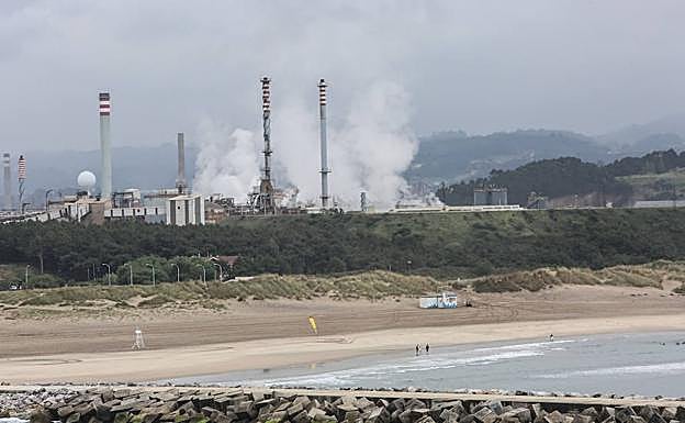 Asturiana de Zinc, vista desde la playa de San Juan. 