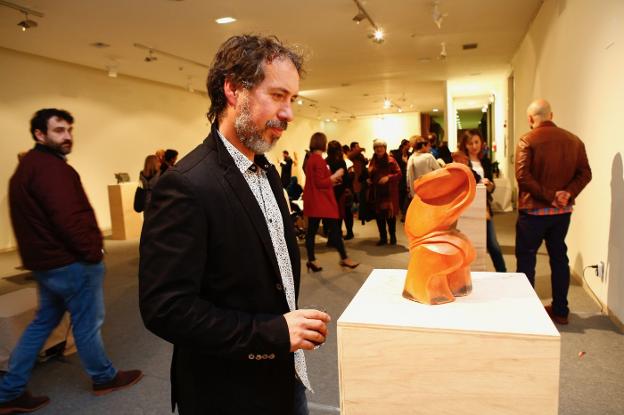 Juan Giordano observa una de sus obras expuestas. 