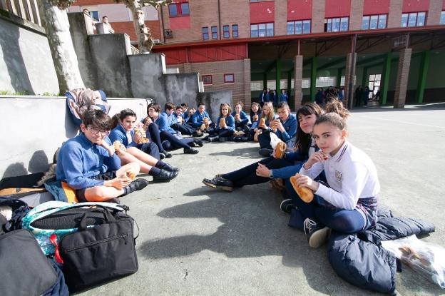 Un grupo de alumnos con sus bollos. 