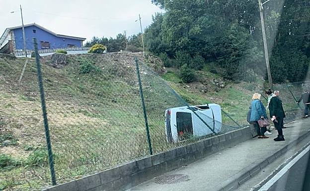 Estado en el que quedó el vehículo accidentado en Ovedo, Corvera.