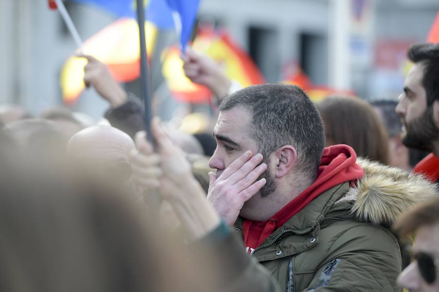 El PP y Foro se han concentrado en Oviedo y defendido en un comunicado la «indisoluble unidad de la nación española» y rechazado cualquier «nueva concesión secesionista. Por su parte, Vox se ha desmarcado como organización y cruzado críticas con PP y Foro