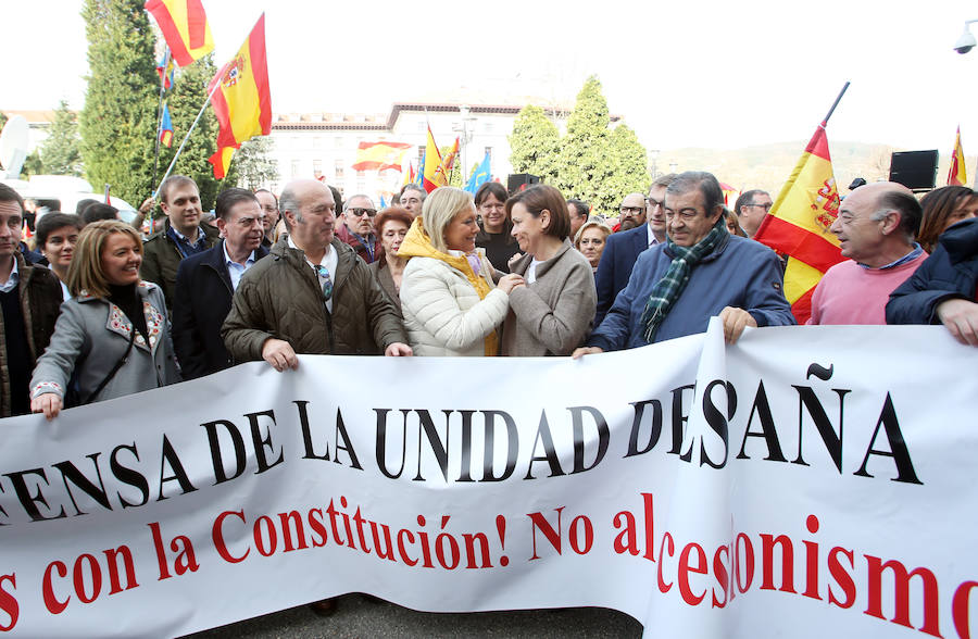 El PP y Foro se han concentrado en Oviedo y defendido en un comunicado la «indisoluble unidad de la nación española» y rechazado cualquier «nueva concesión secesionista. Por su parte, Vox se ha desmarcado como organización y cruzado críticas con PP y Foro