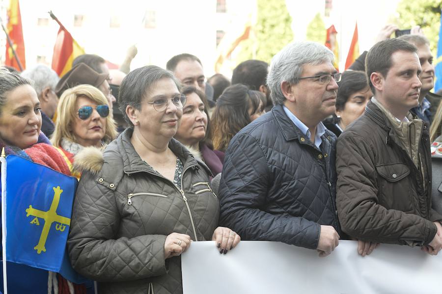 El PP y Foro se han concentrado en Oviedo y defendido en un comunicado la «indisoluble unidad de la nación española» y rechazado cualquier «nueva concesión secesionista. Por su parte, Vox se ha desmarcado como organización y cruzado críticas con PP y Foro