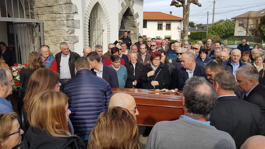 Multitudinario funeral en Valdés para despedir al concejal de UROS, Balbino Suárez Cortina, que falleció a los 66 años tras una larga enfermedad.