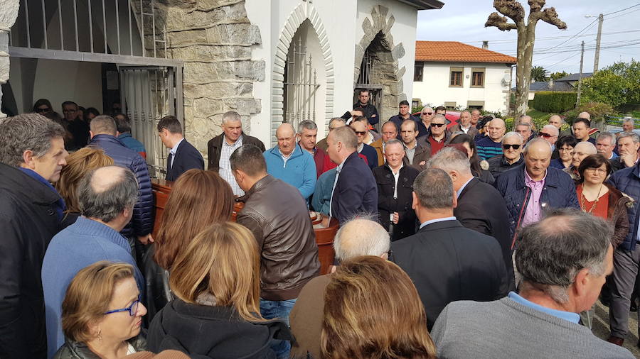 Multitudinario funeral en Valdés para despedir al concejal de UROS, Balbino Suárez Cortina, que falleció a los 66 años tras una larga enfermedad.